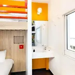 圣纳泽尔拉博勒青旅 酒店 *