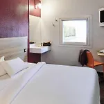 圣纳泽尔拉博勒青旅 * 特里尼亚克